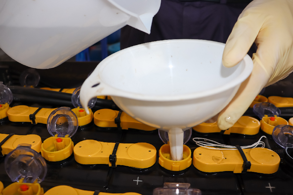 電瓶里面沒水了應(yīng)如何處理？缺水會對電瓶造成何種損害？